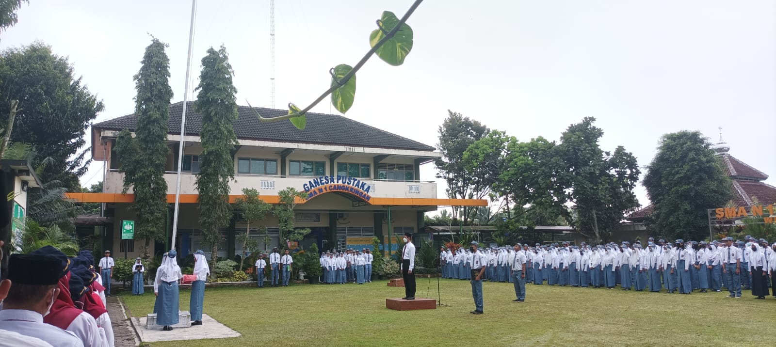 UPACARA HUT RI KE 77 TAHUN 2022 WARGA SMA NEGERI 1 CANGKRINGAN Pulih