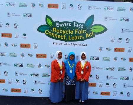 Peserta Didik SMA N 1 Cangkringan Join Dalam  Enviro Fest Di UII,  Recycle Fair: Connect, Learn, Act