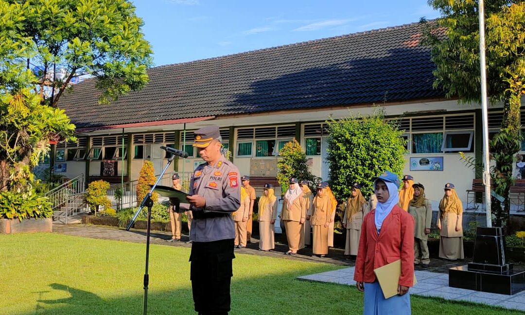 AKBP Sumantri dari Polda DIY Pembina Upacara di SMANCA