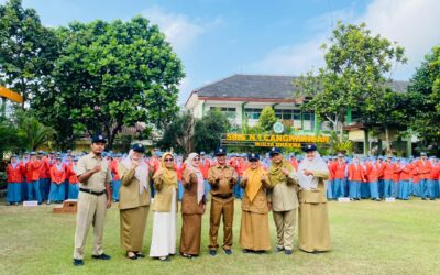 Pemberian Cindera Mata Pindah Tugas Heni Wulan Sari, S.Pd, dan Indah Nurcahyati,S.Pd.,M.Pd.