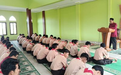 Praktik Nyata dan Teori Fiqih Salat Jumat dan Keputrian di Smanca